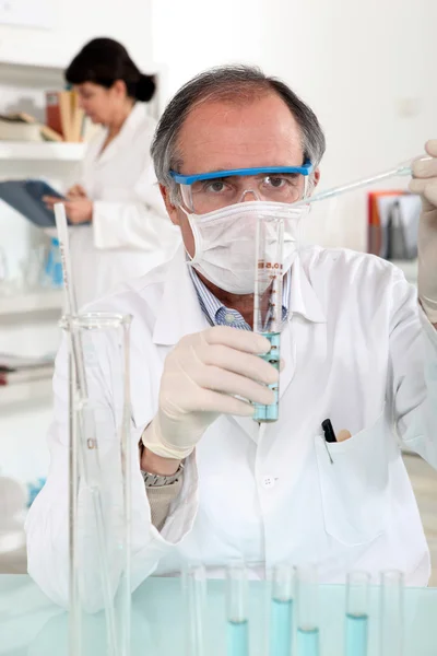 Mężczyzna prowadzenia badań laboratoryjnych — Zdjęcie stockowe