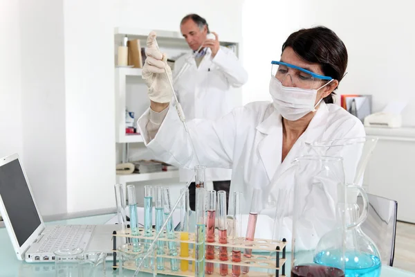 Forskare att göra tester i ett medicinskt laboratorium — Stockfoto