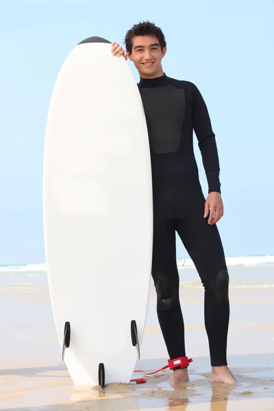 Jovem surfista posando com bordo — Fotografia de Stock