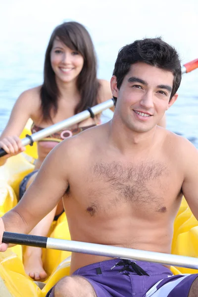 Junges Paar im Schlauchboot — Stockfoto