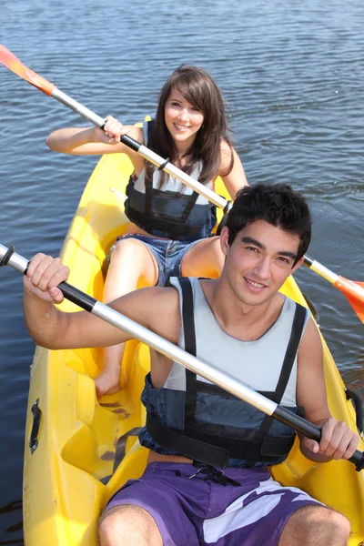 Tonåringar kanotpaddling — Stockfoto