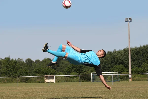 Futebolista no ar chute traseiro — Fotografia de Stock