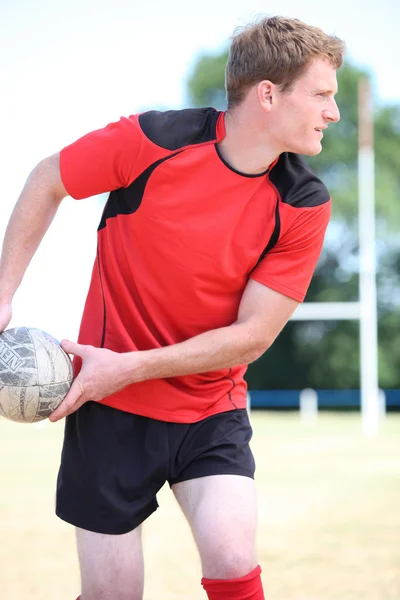 Rugby player geçen topu — Stok fotoğraf