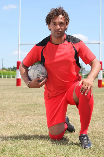 Jugador de rugby arrodillado —  Fotos de Stock