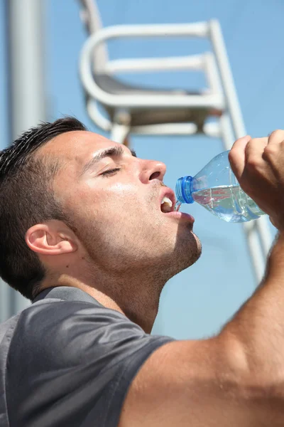 Tennisplayer 饮用水 — 图库照片