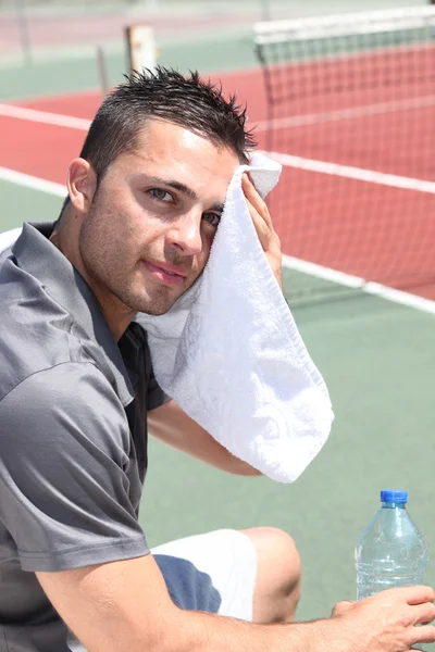Tennis player drying head — Stock Photo, Image