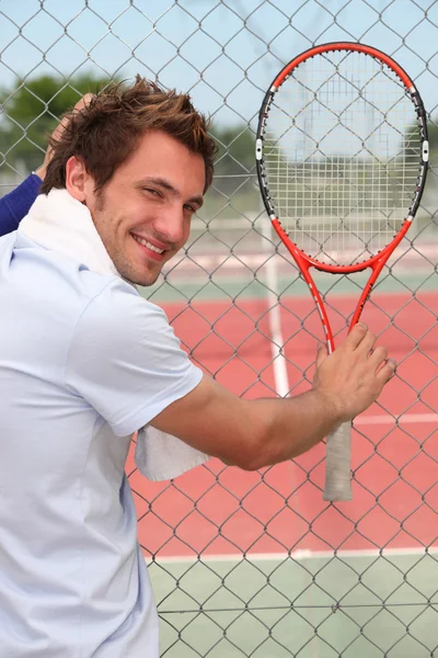 Чоловік тримає тенісну ракетку — стокове фото