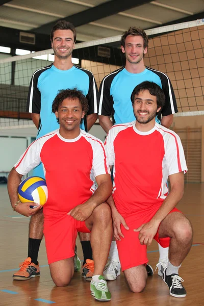 Dos equipos de voleibol con pelota en pista cubierta — Foto de Stock