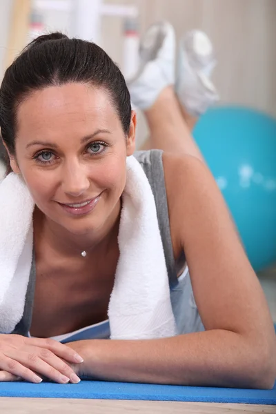 Žena na cvičení mat — Stock fotografie