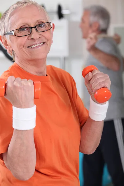 Szczęśliwa kobieta starszy, poćwiczyć w siłowni — Zdjęcie stockowe
