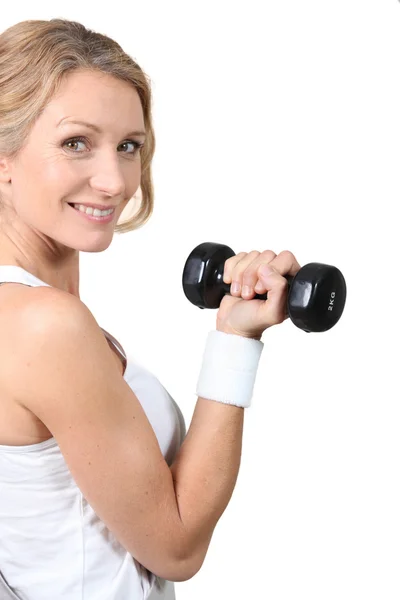 Blonda kvinnor lyfta vikter — Stockfoto