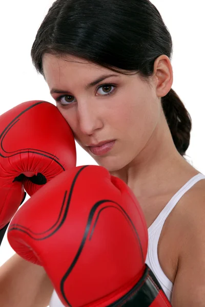 白い背景に孤立したボクシング手袋のタフな女性 — ストック写真