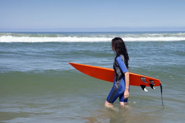 Vrouw surfer — Stockfoto
