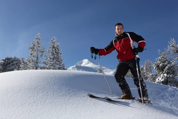 Mann fährt allein Ski — Stockfoto
