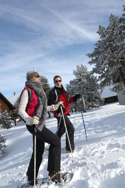Paar wandelen in sneeuwschoenen — Stockfoto
