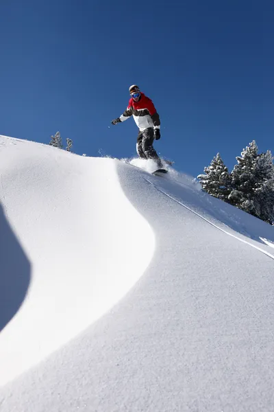 Homem snowboard downhill — Fotografia de Stock