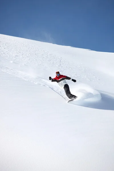 Сноубордист, шпарящий снег — стоковое фото