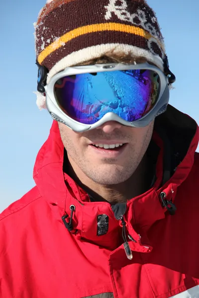 Młody człowiek na nartach — Zdjęcie stockowe