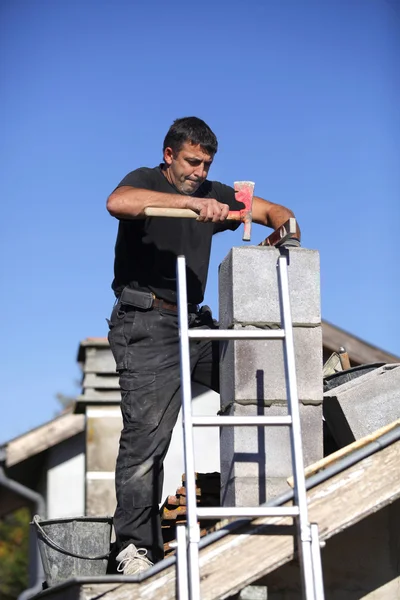 Builder constructing a chimney — Stock Photo, Image