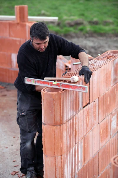 Albañil construyendo una casa —  Fotos de Stock