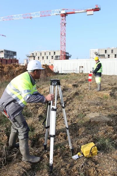 Civil engineers on site with surveying equipment — Stock Photo, Image