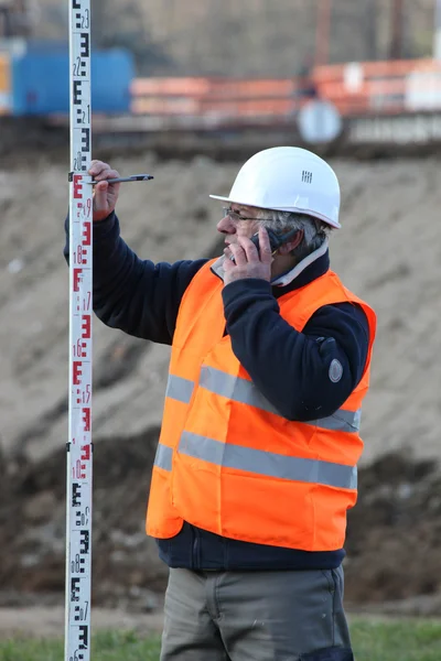 Surveyor taking measurements — Stock Photo, Image