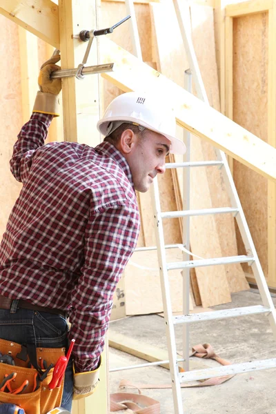 Woodworker on a construction site — Stock Photo, Image