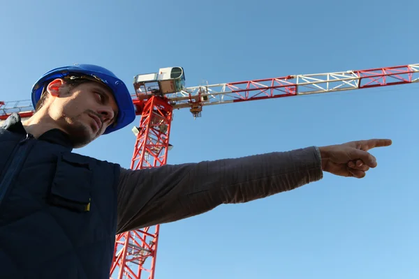 Un trabajador de la construcción mostrando direcciones . — Foto de Stock