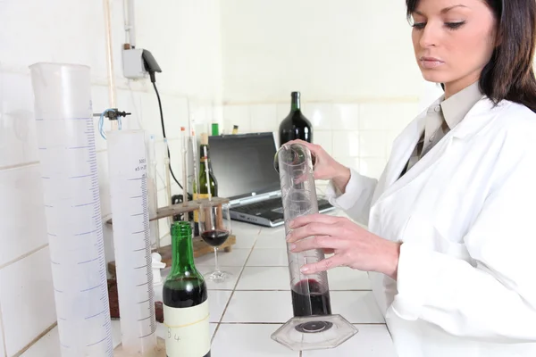Проверка красного вина в лаборатории — стоковое фото