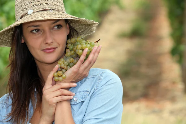 Mulher com cacho de uvas — Fotografia de Stock