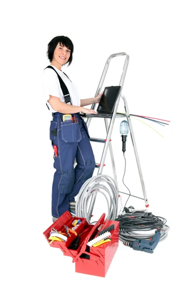 Eletricista feminina com um laptop — Fotografia de Stock