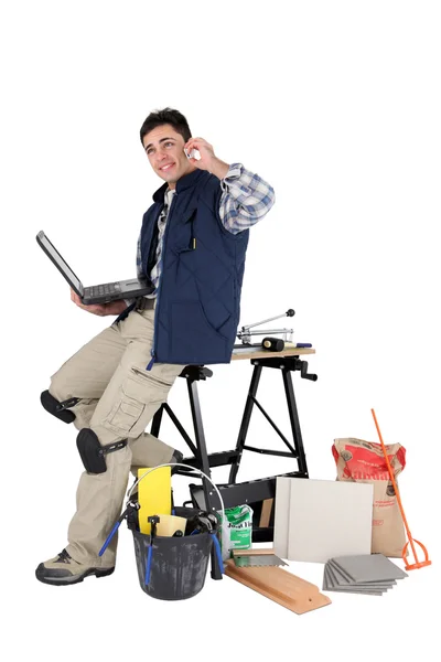 Kiremitçi ile bir dizüstü bilgisayar ve cep telefonu — Stok fotoğraf