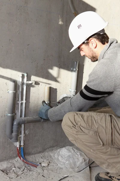 Plombier réparer l'approvisionnement en eau — Photo