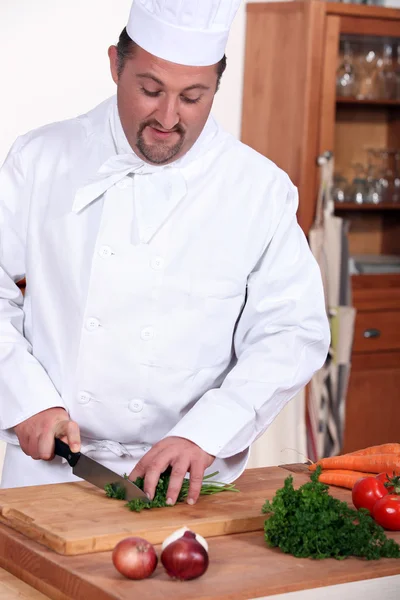 Szef kuchni do krojenia świeże zioła — Zdjęcie stockowe