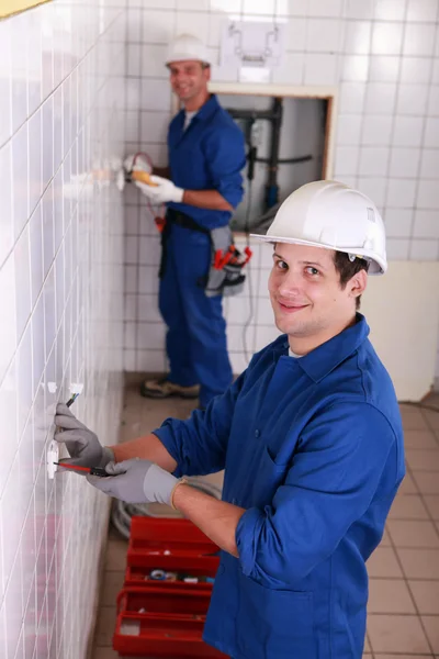 Due elettricisti che lavorano in bagno — Foto Stock