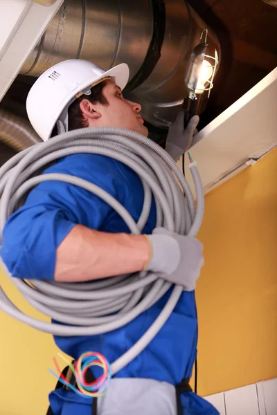 Electricista cableado un loft industrial espacio —  Fotos de Stock