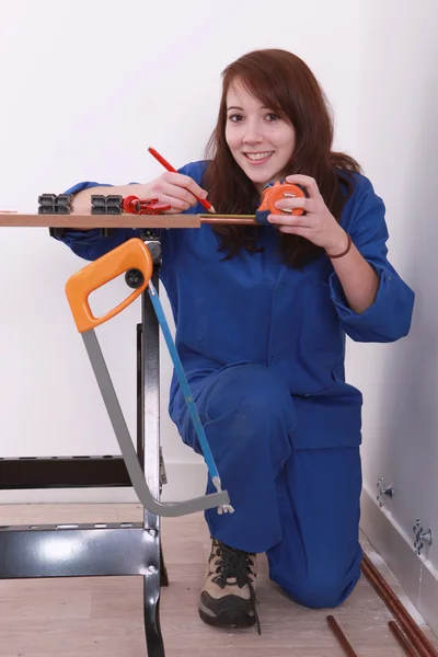 Craftswoman taking measurements — Stock Photo, Image