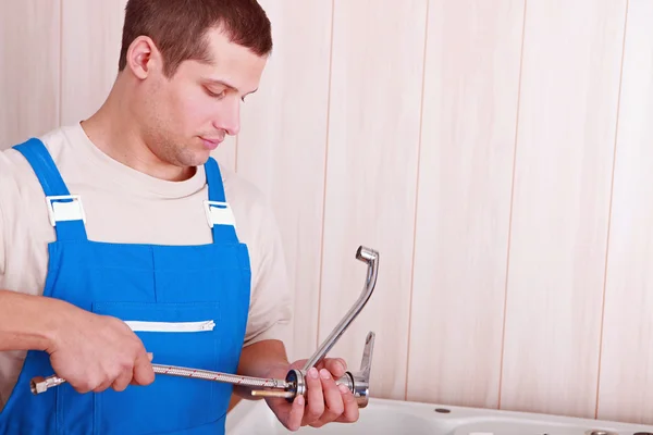 Idraulico montare un rubinetto su un lavello da cucina — Foto Stock