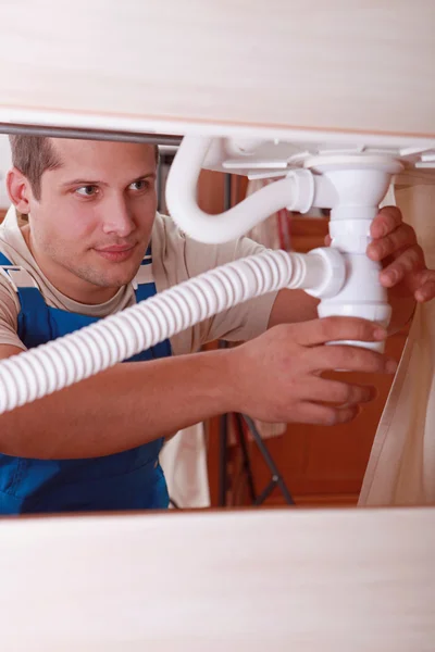 Klempner installiert ein Waschbecken — Stockfoto