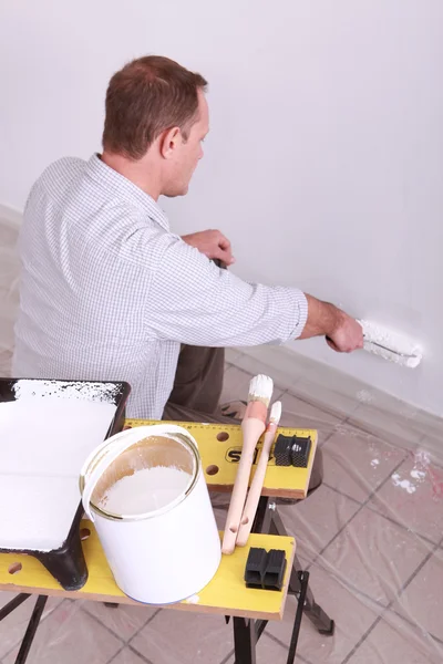 Painter using roller — Stock Photo, Image