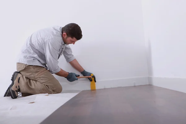 寄木細工の床を敷設男 — ストック写真