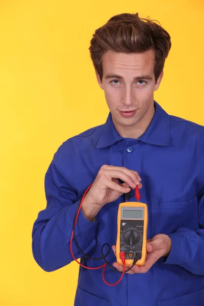 Eletricista usando um multímetro — Fotografia de Stock