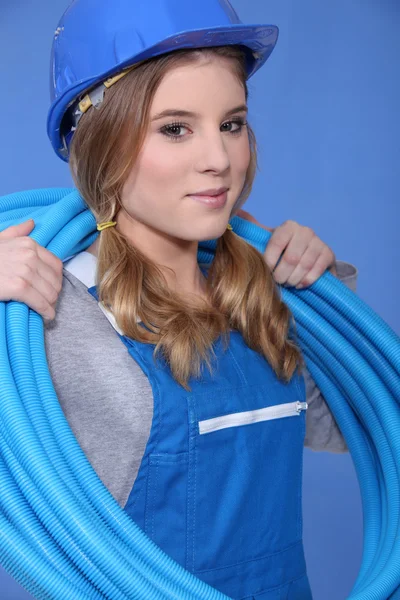 Elettricista femminile con cablaggio — Foto Stock