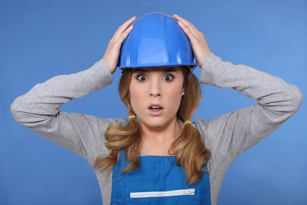 Geschokt vrouwelijke builder — Stockfoto