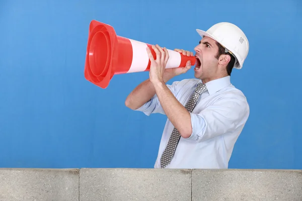 Muž s kravatou a bezpečnostní klobouk křičí — Stock fotografie