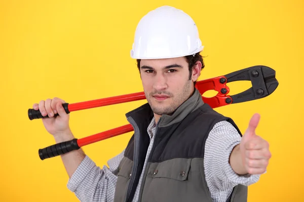 Handwerker hält einen Schraubenschlüssel und macht ein Daumen-hoch-Zeichen — Stockfoto