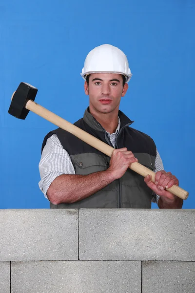 Artesano fuerte sosteniendo un martillo enorme — Foto de Stock