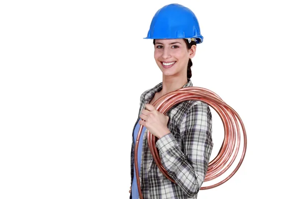 Encanador fêmea com bobina de cobre — Fotografia de Stock