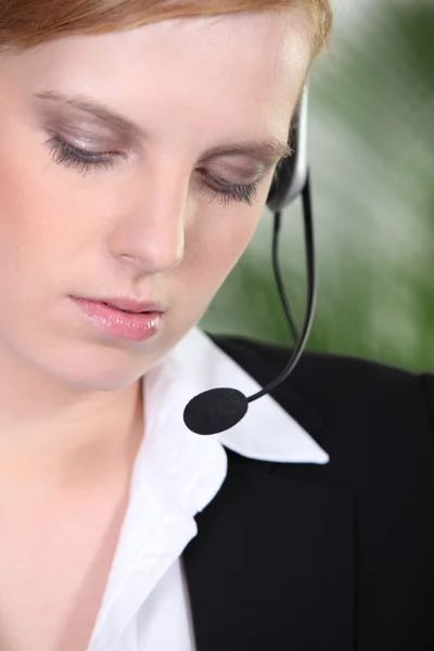 Vrouw in pak met headset — Stockfoto