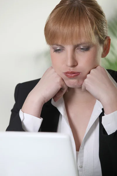 Mulher exasperada com seu laptop — Fotografia de Stock